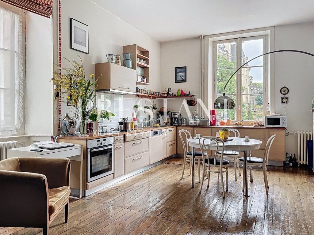 Maison – 9 pièces – 6 chambres – 8  – 280 m²