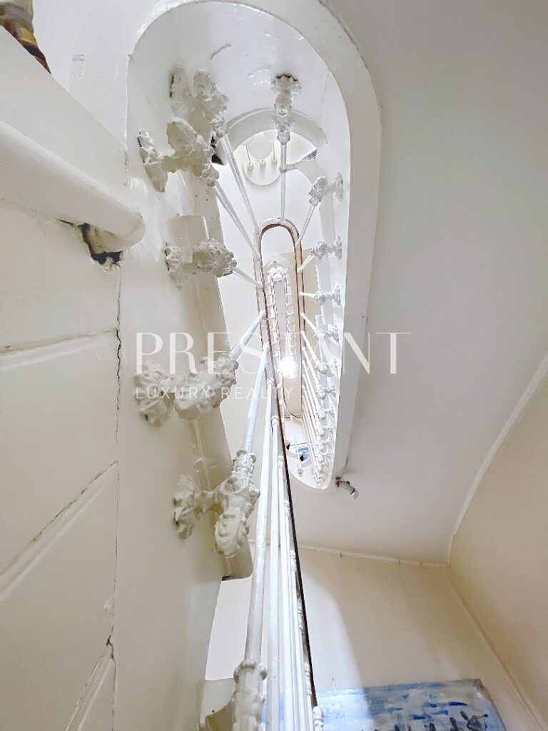 Maison – 9 pièces – 6 chambres – 8  – 280 m²