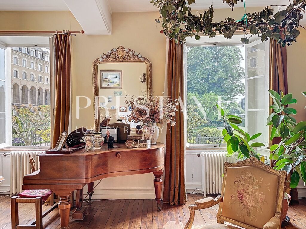 Maison – 9 pièces – 6 chambres – 8  – 280 m²