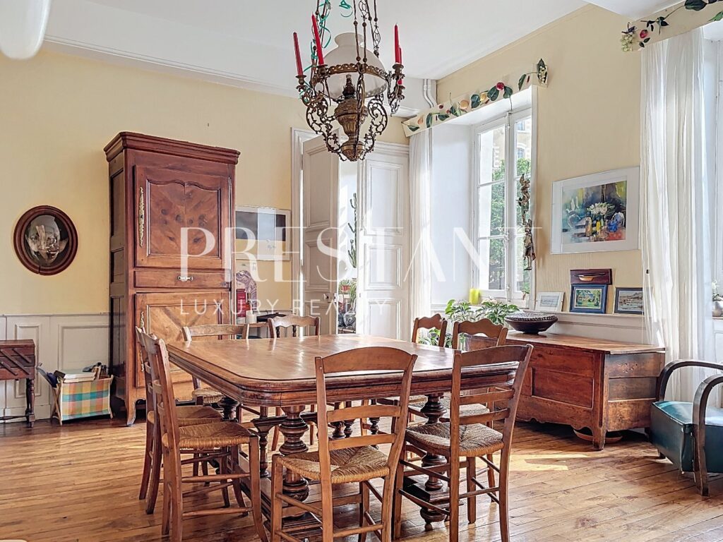 Maison – 9 pièces – 6 chambres – 8  – 280 m²