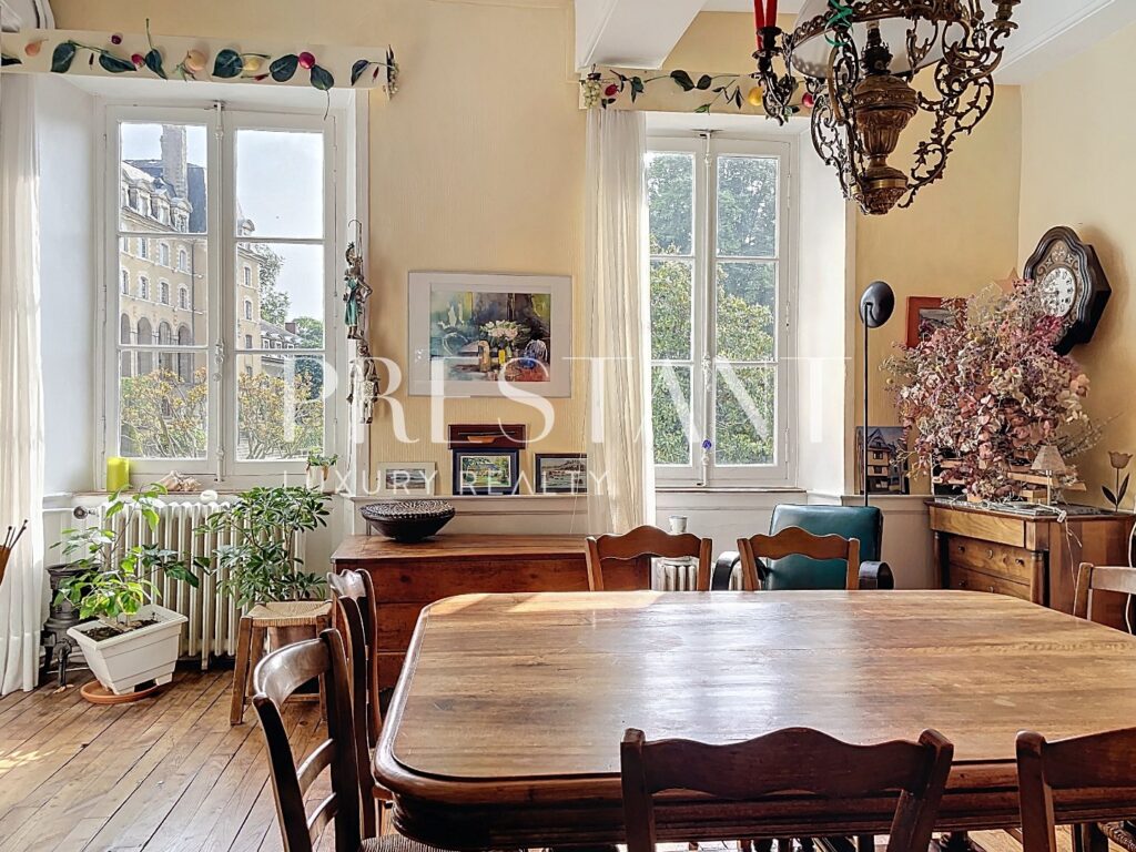 Maison – 9 pièces – 6 chambres – 8  – 280 m²