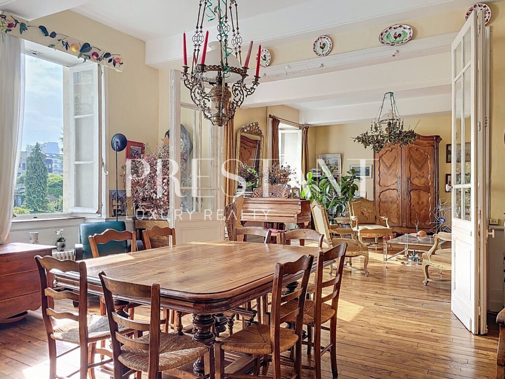 Maison – 9 pièces – 6 chambres – 8  – 280 m²