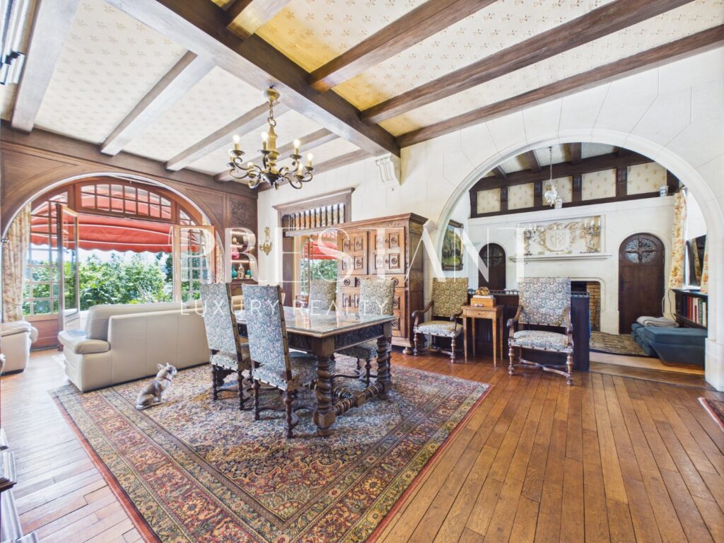 Maison – 15 pièces – 8 chambres – 470 m²