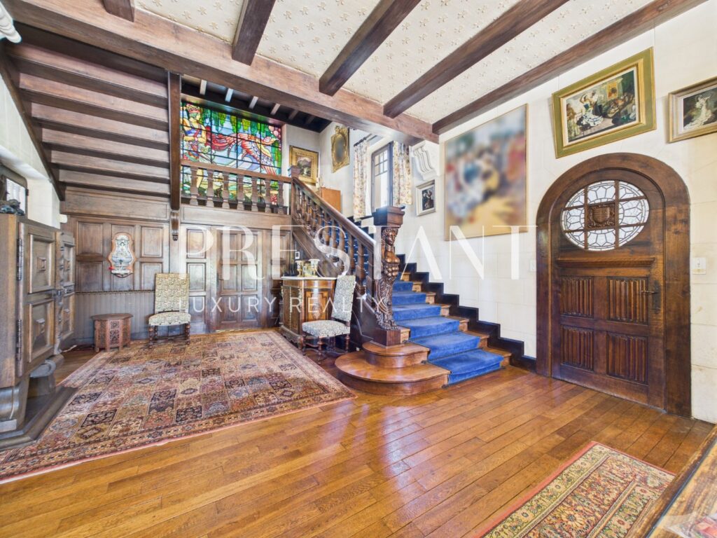 Maison – 15 pièces – 8 chambres – 470 m²