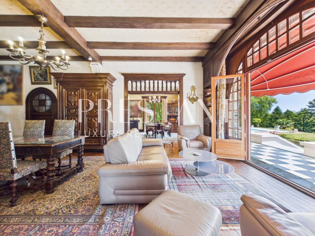 Maison – 15 pièces – 8 chambres – 470 m²