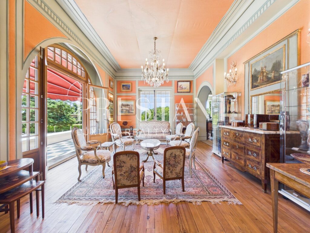 Maison – 15 pièces – 8 chambres – 470 m²