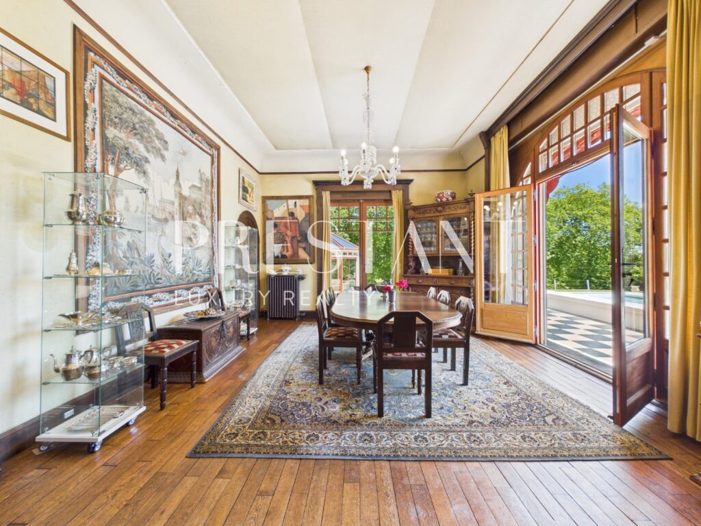 Maison – 15 pièces – 8 chambres – 470 m²