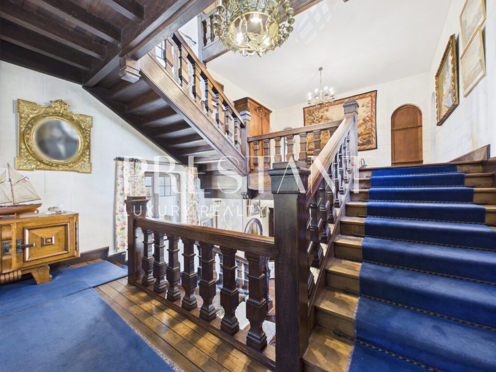 Maison – 15 pièces – 8 chambres – 470 m²