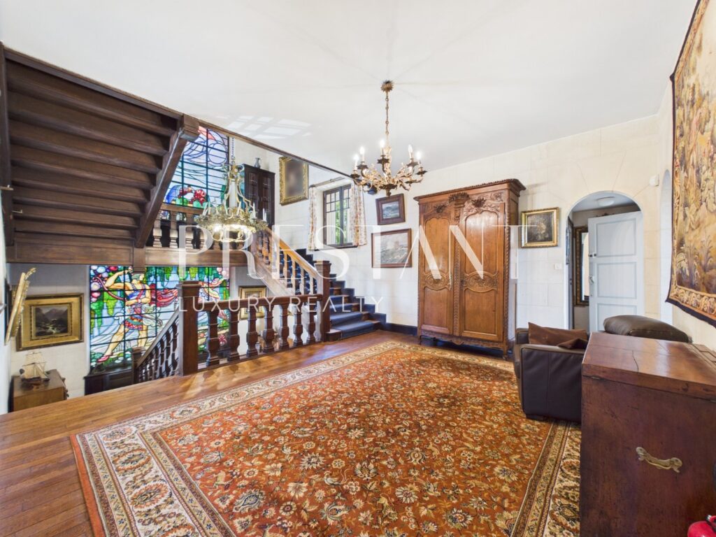 Maison – 15 pièces – 8 chambres – 470 m²