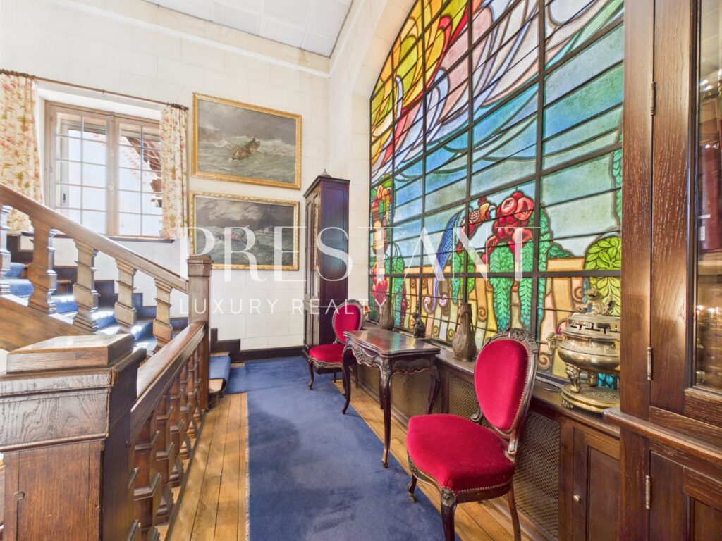 Maison – 15 pièces – 8 chambres – 470 m²