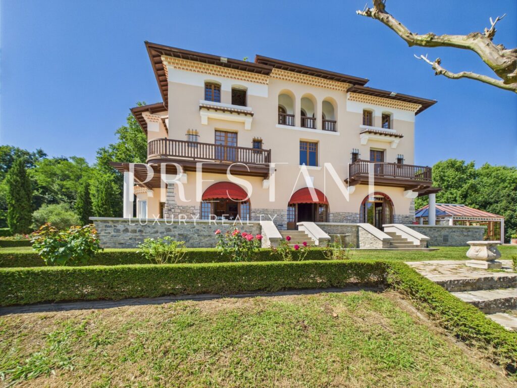 Maison – 15 pièces – 8 chambres – 470 m²