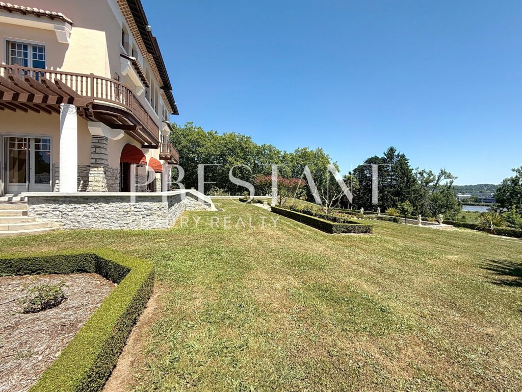 Maison – 15 pièces – 8 chambres – 470 m²