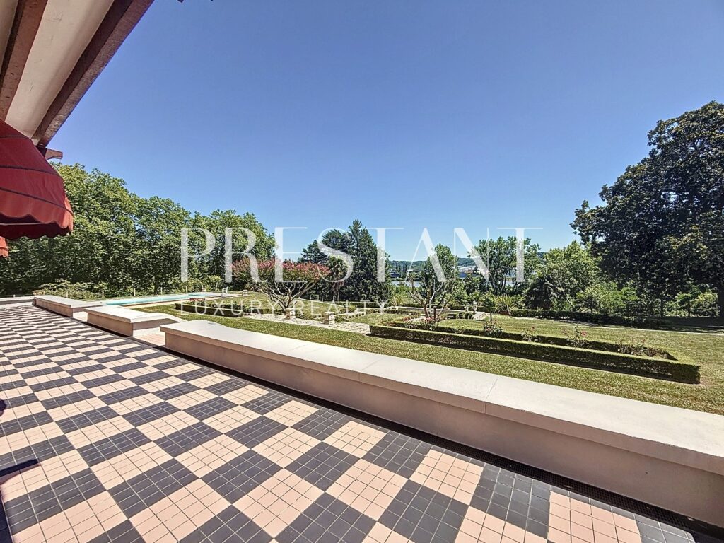 Maison – 15 pièces – 8 chambres – 470 m²