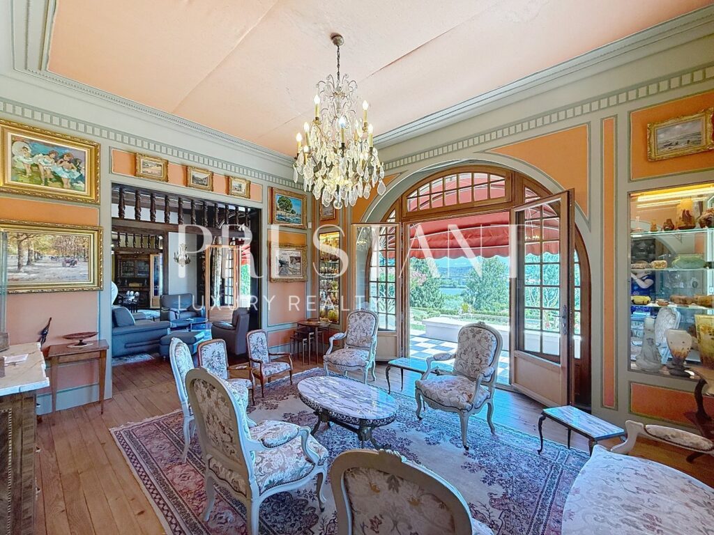 Maison – 15 pièces – 8 chambres – 470 m²