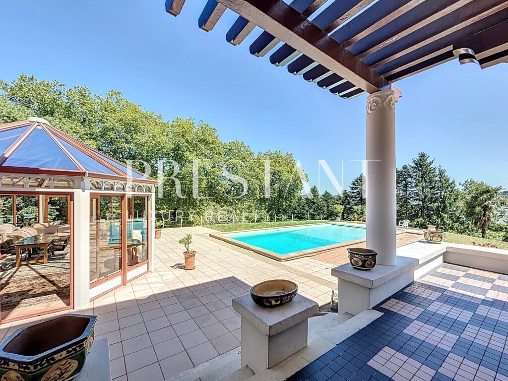Maison – 15 pièces – 8 chambres – 470 m²
