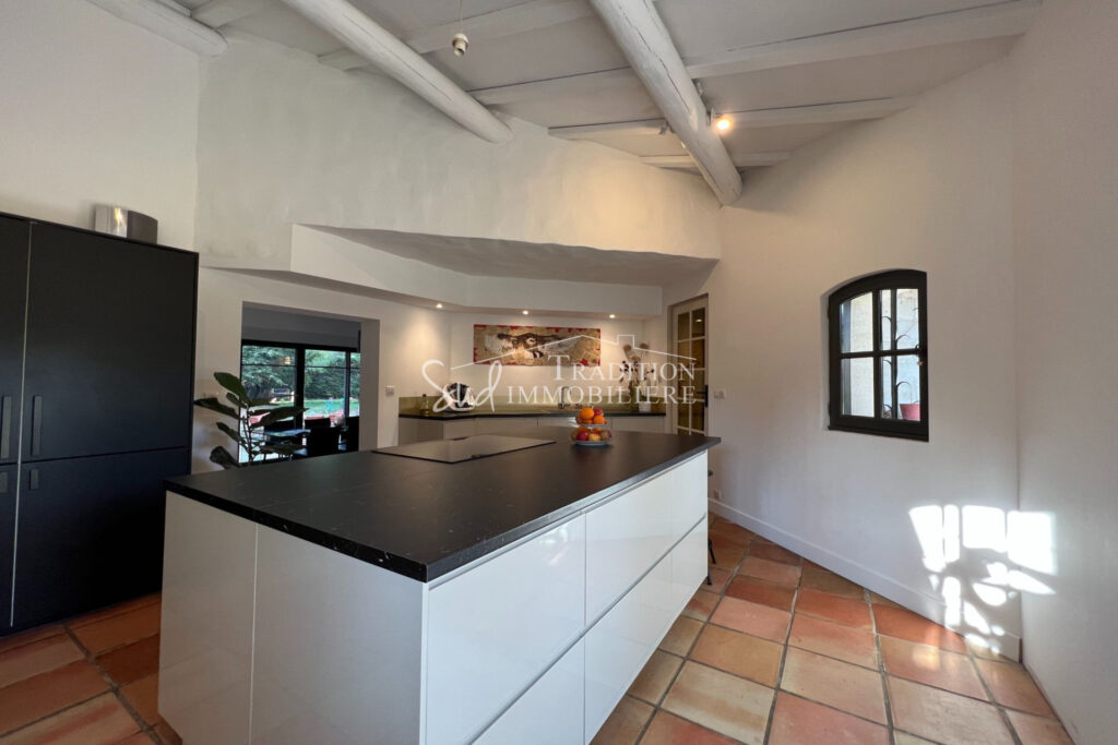 SITUATION AU CALME A MAUSSANE LES ALPILLES – 8 pièces – 5 chambres – 210.00 m²