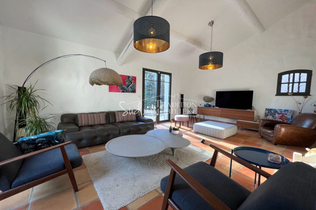 SITUATION AU CALME A MAUSSANE LES ALPILLES – 8 pièces – 5 chambres – 210.00 m²