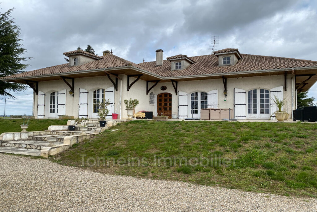 Maison de construction traditionnelle 4CH. – 6 pièces – 4 chambres – 257.00 m²