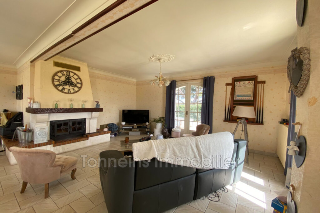 Maison de construction traditionnelle 4CH. – 6 pièces – 4 chambres – 257.00 m²