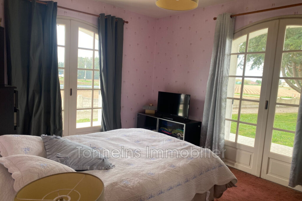 Maison de construction traditionnelle 4CH. – 6 pièces – 4 chambres – 257.00 m²