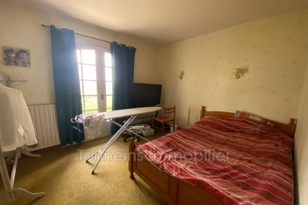 Maison de construction traditionnelle 4CH. – 6 pièces – 4 chambres – 257.00 m²