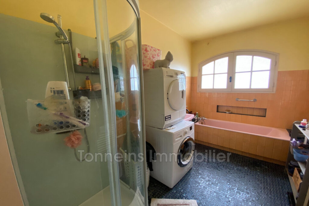 Maison de construction traditionnelle 4CH. – 6 pièces – 4 chambres – 257.00 m²