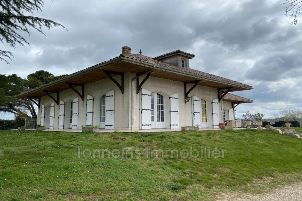 Maison de construction traditionnelle 4CH. – 6 pièces – 4 chambres – 257.00 m²