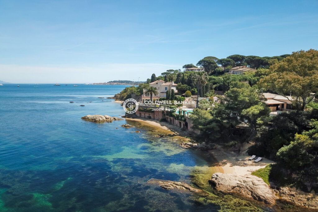 Aux portes de Saint-Tropez, propriété rénovée avec sa petite p – 5 pièces – 4 chambres – 4  – 200.00 m²