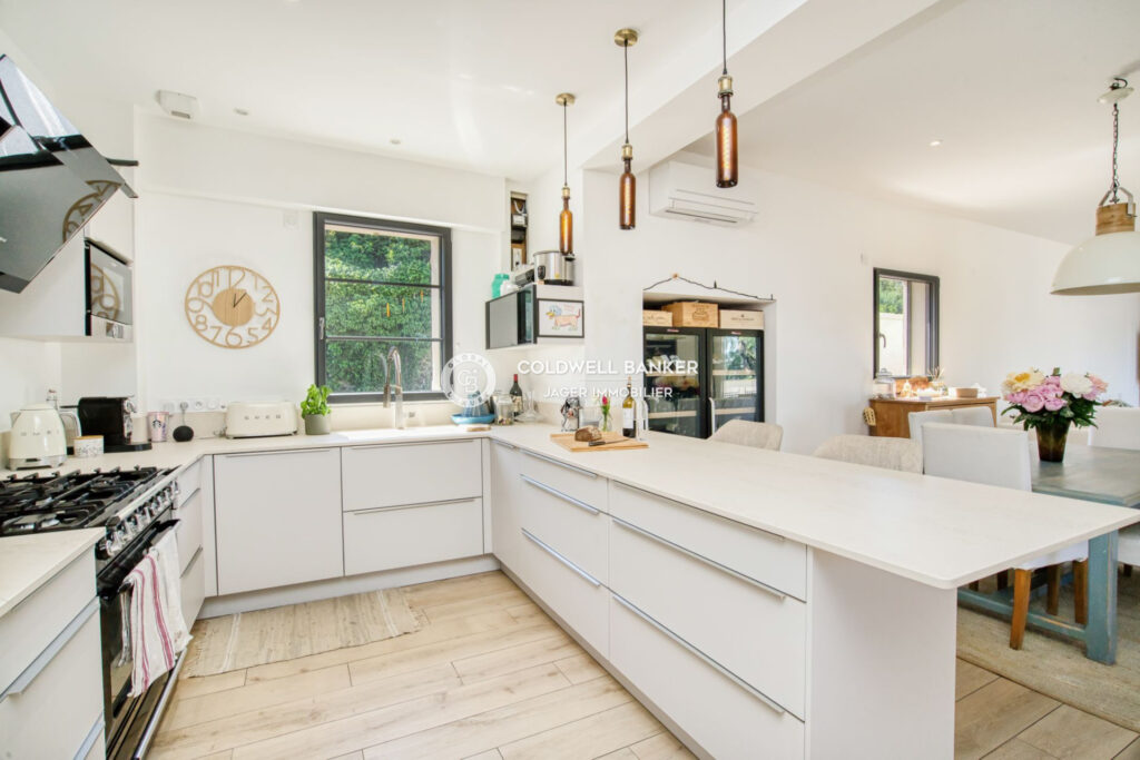 Aux portes de Saint-Tropez, propriété rénovée avec sa petite p – 5 pièces – 4 chambres – 4  – 200.00 m²