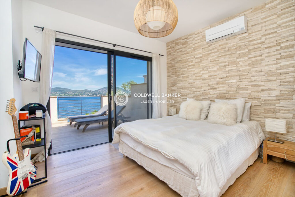 Aux portes de Saint-Tropez, propriété rénovée avec sa petite p – 5 pièces – 4 chambres – 4  – 200.00 m²