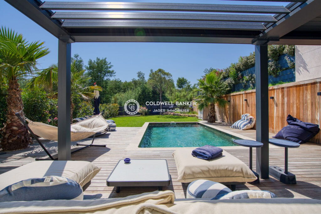 Villa récente avec piscine à pied de la plage  – 5 pièces – 4 chambres – 181.00 m²