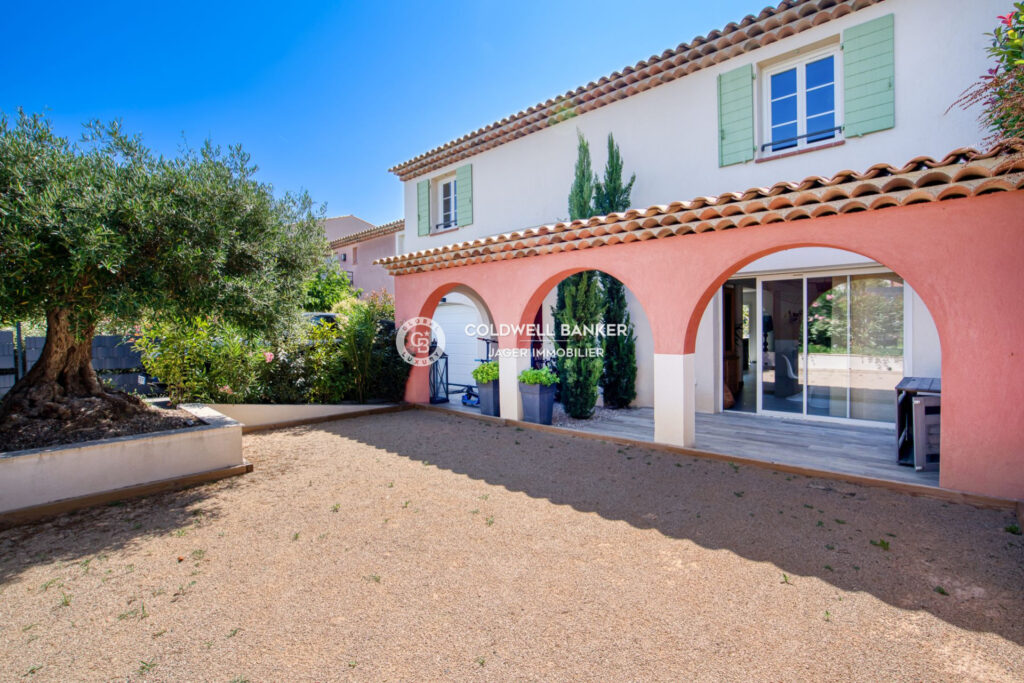 Villa récente avec piscine à pied de la plage  – 5 pièces – 4 chambres – 181.00 m²