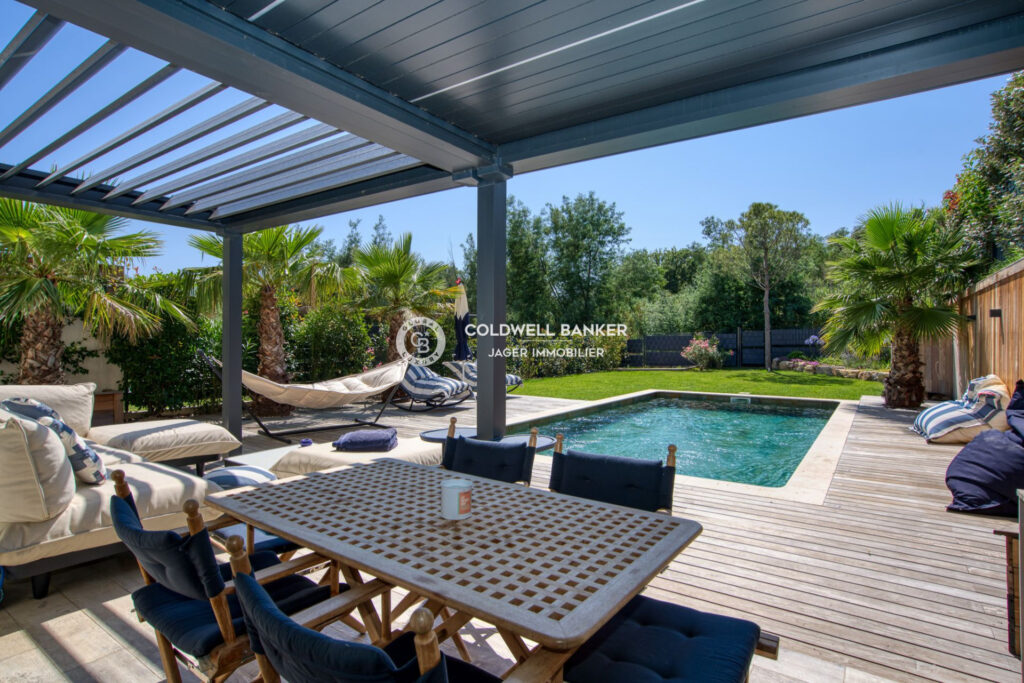 Villa récente avec piscine à pied de la plage  – 5 pièces – 4 chambres – 181.00 m²