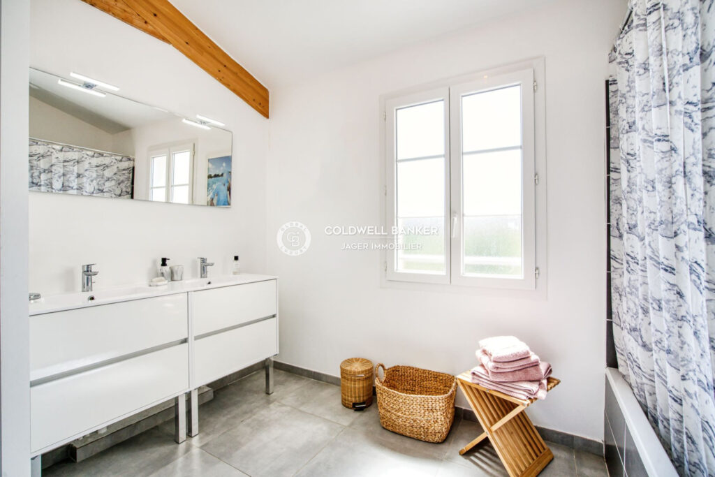 Villa récente avec piscine à pied de la plage  – 5 pièces – 4 chambres – 181.00 m²