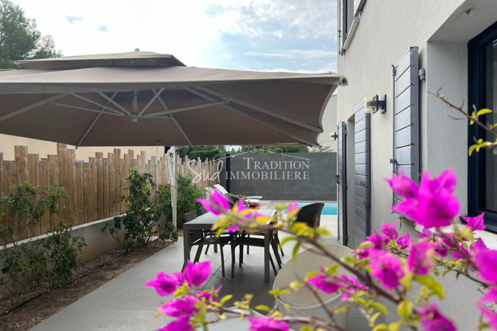 PROCHE CENTRE DU VILLAGE DE MAUSSANE LES ALPILLES  – 5 pièces – 4 chambres – 140.00 m²