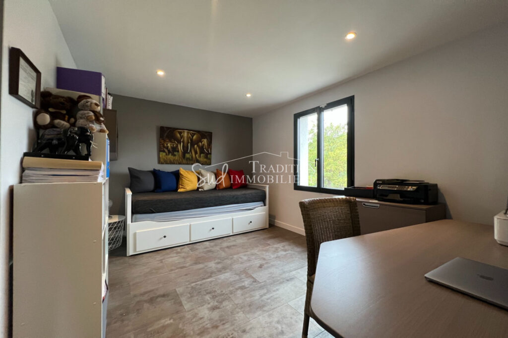 PROCHE CENTRE DU VILLAGE DE MAUSSANE LES ALPILLES  – 5 pièces – 4 chambres – 140.00 m²
