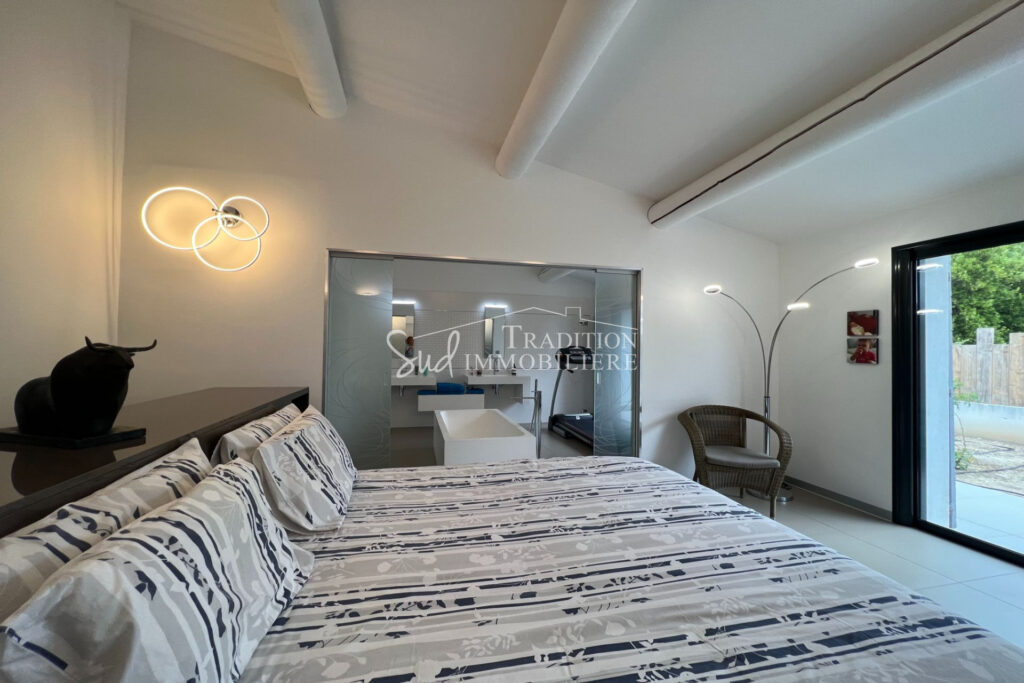 PROCHE CENTRE DU VILLAGE DE MAUSSANE LES ALPILLES  – 5 pièces – 4 chambres – 140.00 m²