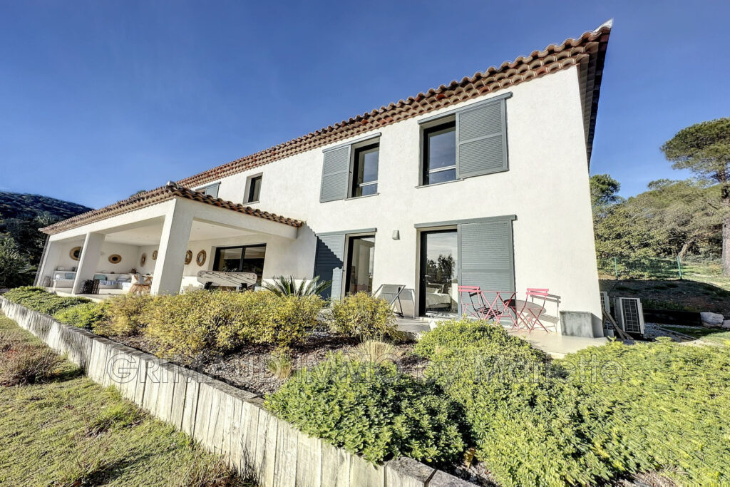 Villa Récente avec Prestations Haut de Gamme au Calme, sur 2 5 – NR pièces – 5 chambres – 195.00 m²