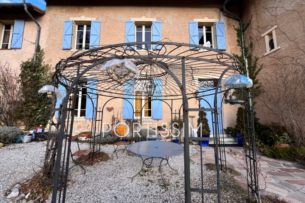 Saint-Laurent-Du-Var / villa individuelle à rénover / terrain  – 10 pièces – 8 chambres – 368.00 m²
