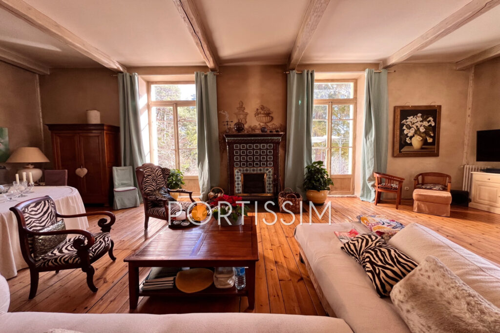 Saint-Laurent-Du-Var / villa individuelle à rénover / terrain  – 10 pièces – 8 chambres – 368.00 m²