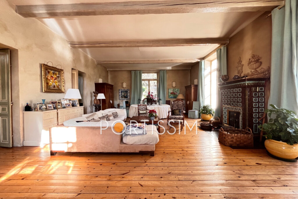 Saint-Laurent-Du-Var / villa individuelle à rénover / terrain  – 10 pièces – 8 chambres – 368.00 m²