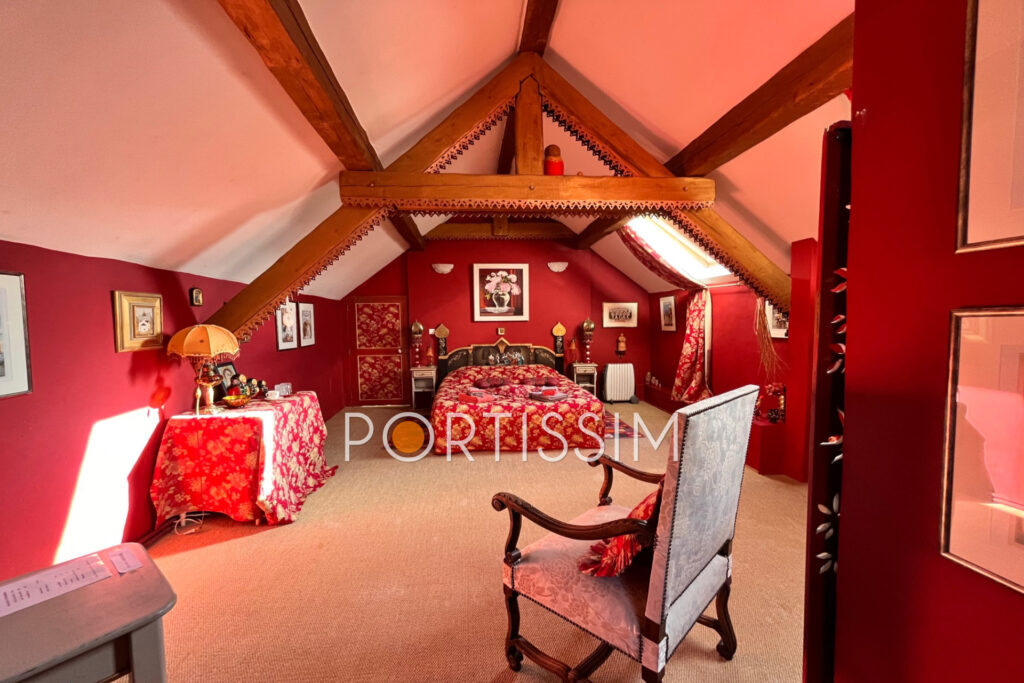 Saint-Laurent-Du-Var / villa individuelle à rénover / terrain  – 10 pièces – 8 chambres – 368.00 m²