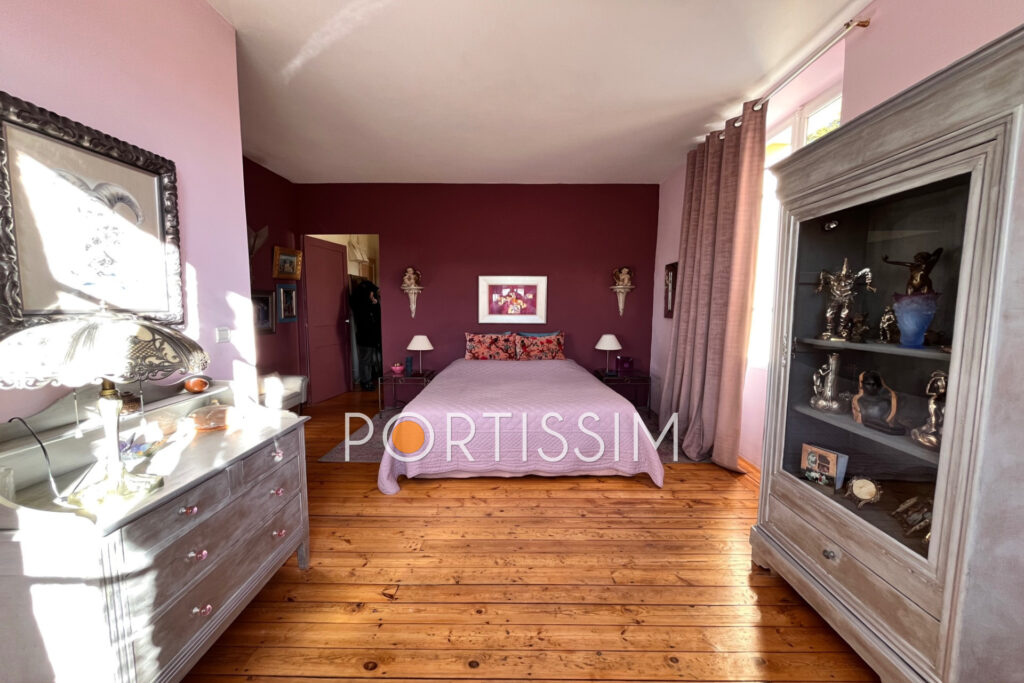 Saint-Laurent-Du-Var / villa individuelle à rénover / terrain  – 10 pièces – 8 chambres – 368.00 m²