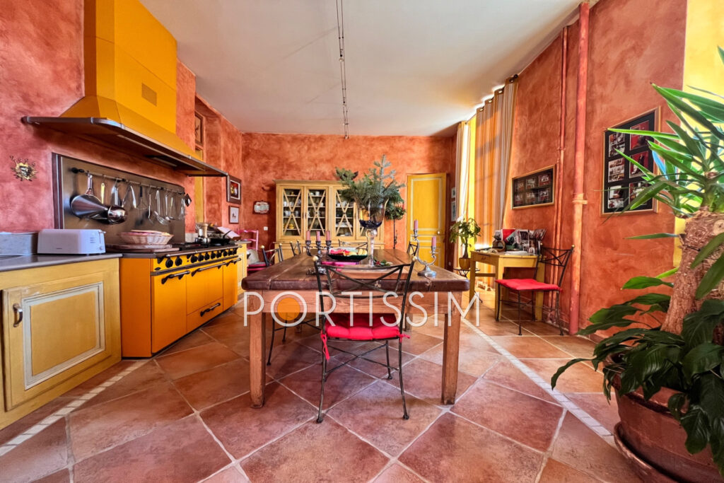 Saint-Laurent-Du-Var / villa individuelle à rénover / terrain  – 10 pièces – 8 chambres – 368.00 m²