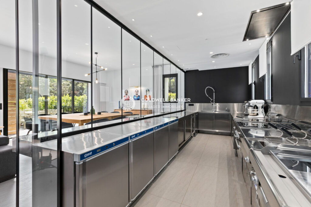 Propriété d’exception 980m2 – 3 piscines – Parc privé et vue m – 10 pièces – 9 chambres – 982.00 m²