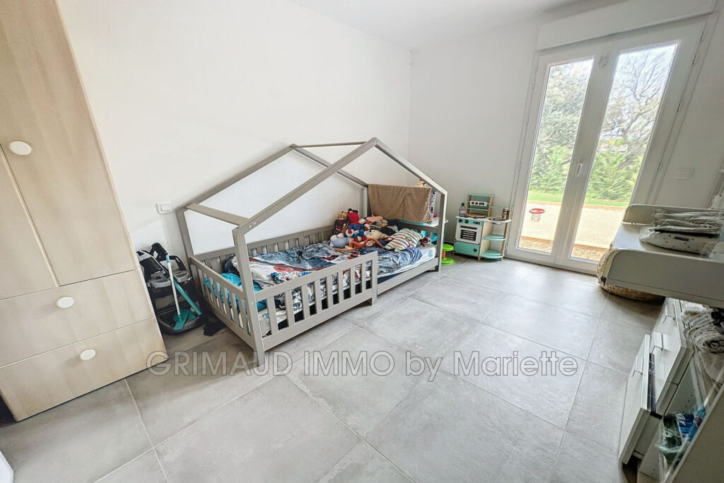 Maison contemporaine avec piscine sur grand terrain clos et pl – 6 pièces – 5 chambres – 160.11 m²