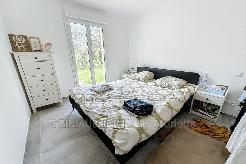 Maison contemporaine avec piscine sur grand terrain clos et pl – 6 pièces – 5 chambres – 160.11 m²