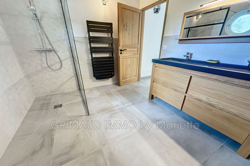 Maison contemporaine avec piscine sur grand terrain clos et pl – 6 pièces – 5 chambres – 160.11 m²