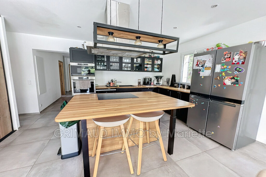 Maison contemporaine avec piscine sur grand terrain clos et pl – 6 pièces – 5 chambres – 160.11 m²