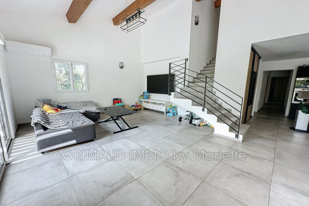 Maison contemporaine avec piscine sur grand terrain clos et pl – 6 pièces – 5 chambres – 160.11 m²